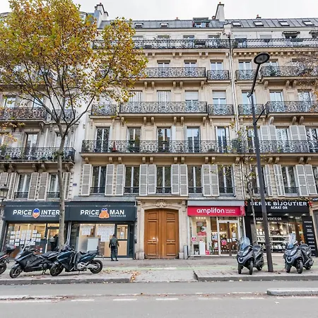 Stylish In The Middle Of Apartment Paris